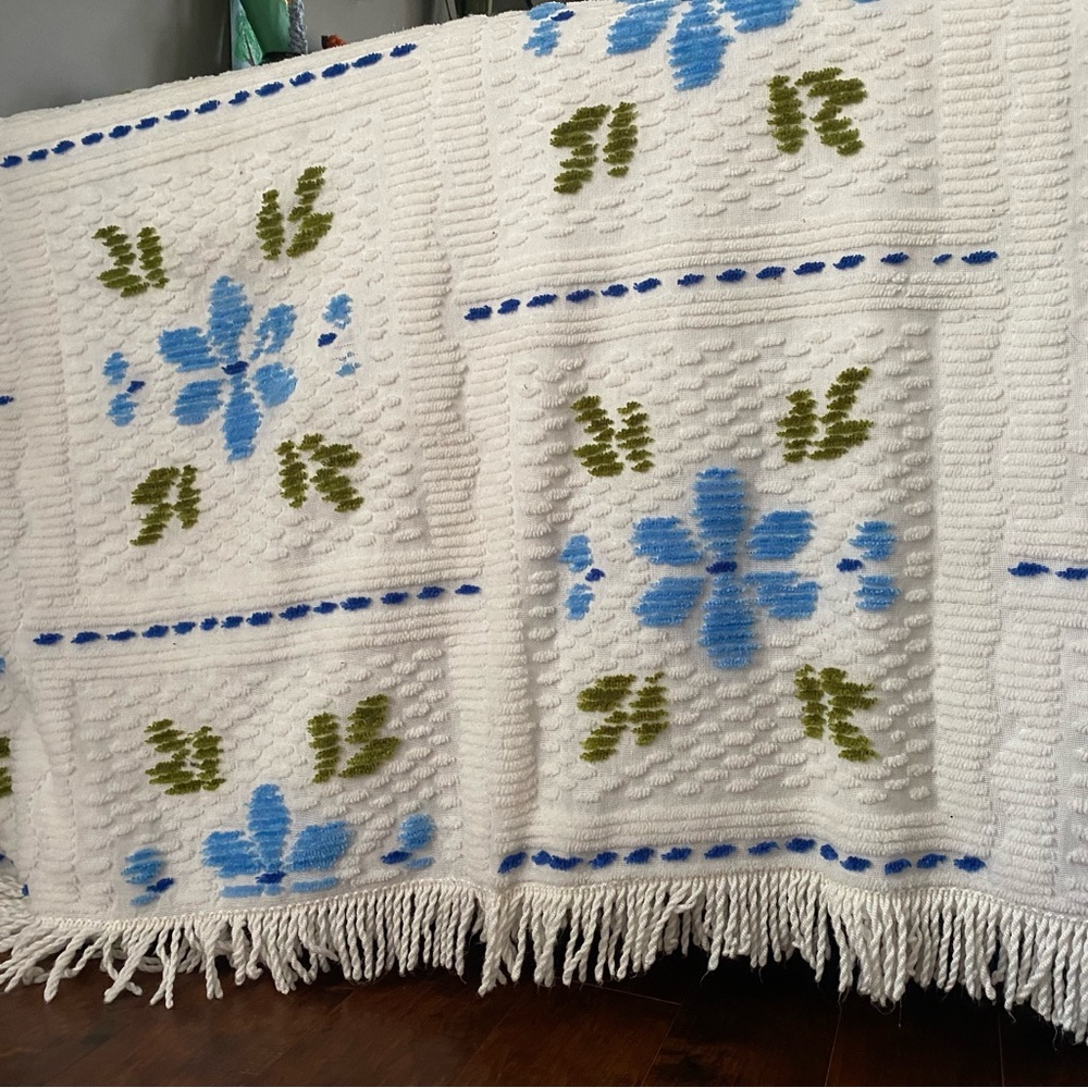 Gorgeous Chenille bedspread vintage ?70s not sure what the material is…